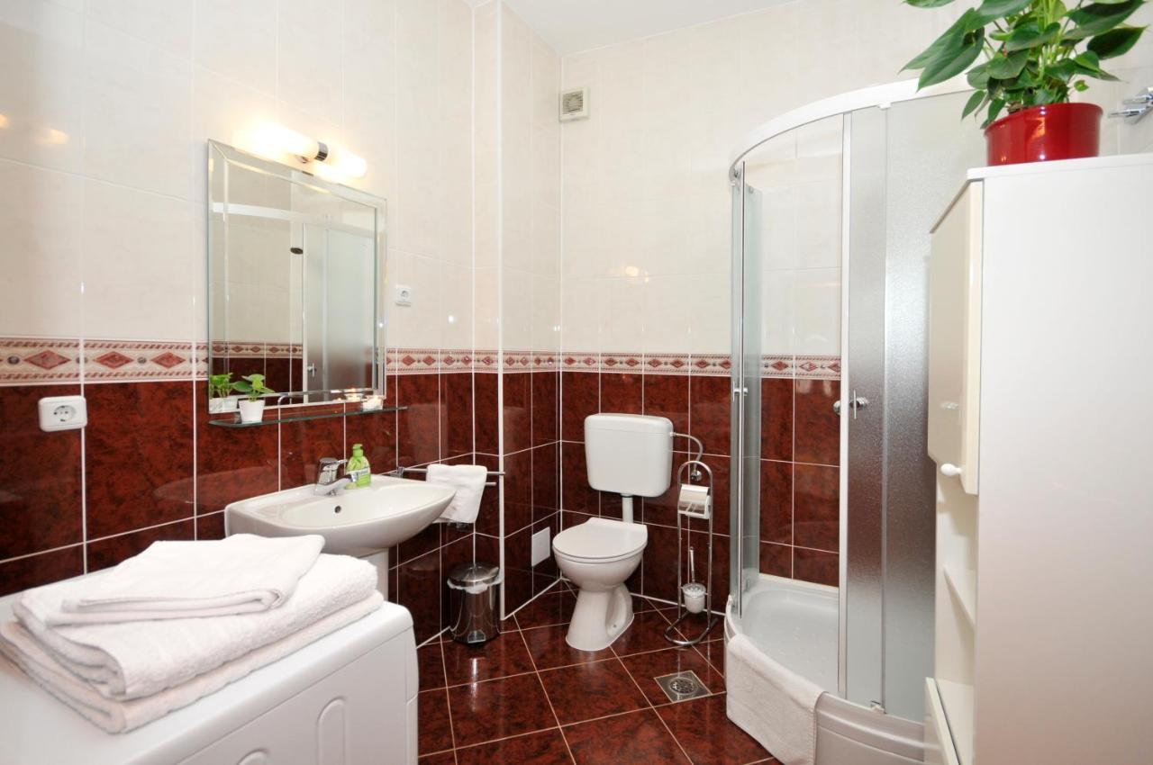 Apartments Roza โตรกีร์ ภายนอก รูปภาพ